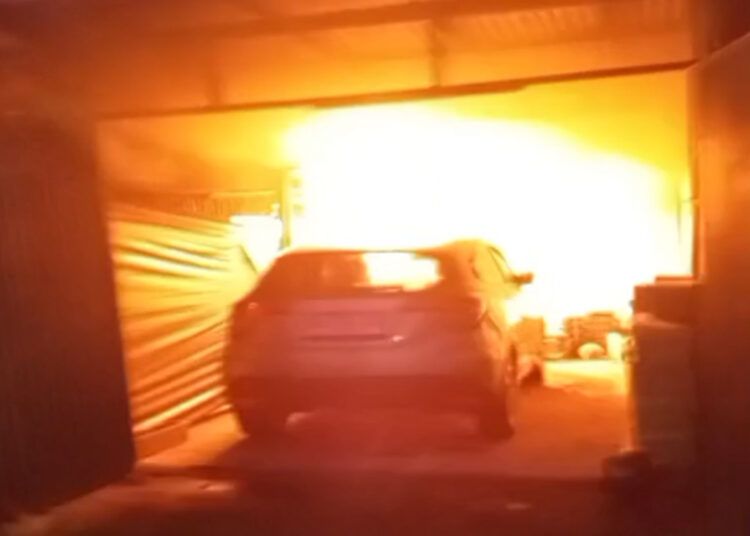 Petugas pemadam kebakaran melakukan penanganan kebakaran yang menghanguskan satu mobil Honda HR-V dan dua sepeda motor di Asrama Polri Pulai, Bukittinggi, Selasa (25/8/2026) malam.