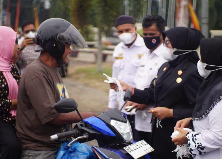 Pemerintah Kabupaten (Pemkab) Dharmasraya membagikan ribuan masker kepada pengguna jalan di kawasan Pulau Punjung, Rabu (26/8/2026).