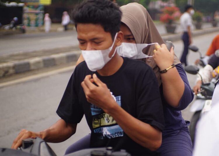 Pemerintah Kabupaten (Pemkab) Dharmasraya membagikan ribuan masker kepada pengguna jalan di kawasan Pulau Punjung, Rabu (26/8/2026).