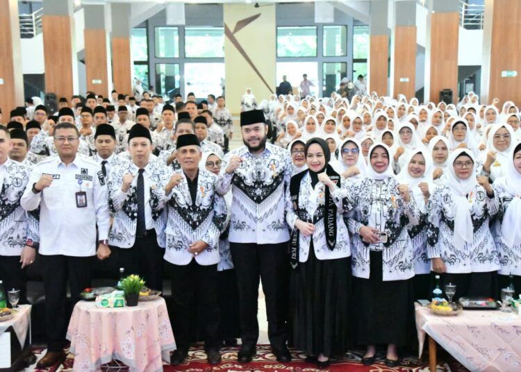 Wali Kota Padang, Fadly Amran, mengukuhkan Pengurus Persatuan Guru Republik Indonesia (PGRI) Kota Padang Masa Bakti XXIII 2025-2030 di Bagindo Aziz Chan Youth Center, Rabu (26/8/2026).