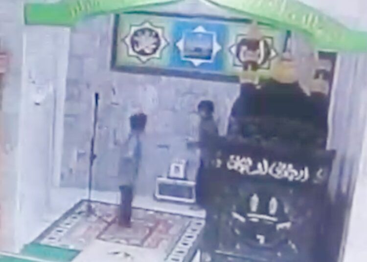 Rekaman CCTV yang memperlihatkan aktivitas tiga anak yang diduga terlibat pencurian di Masjid Al-Ikhlas, Gunung Pangilun, Kota Padang.