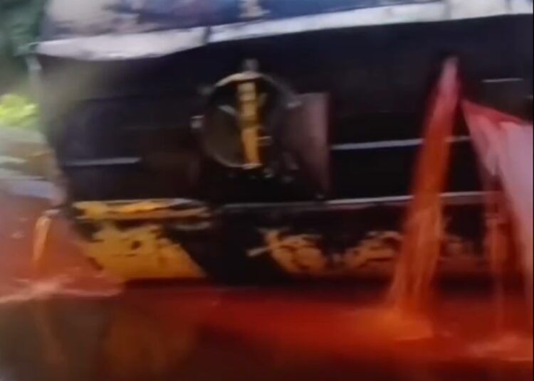 Satu unit truk pengangkut Crude Palm Oil (CPO) mengalami kecelakaan di ruas Jalan Lintas Padang–Bengkulu, tepatnya di kawasan Tanjakan Sibingkeh, Kabupaten Pesisir Selatan, Sumatera Barat, Selasa (26/8/2026) sore.