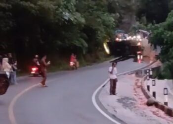 Truk CPO Terguling hingga Muatan Tumpah di Jalur Padang–Pesisir Selatan, Arus Lalu Lintas Dialihkan
