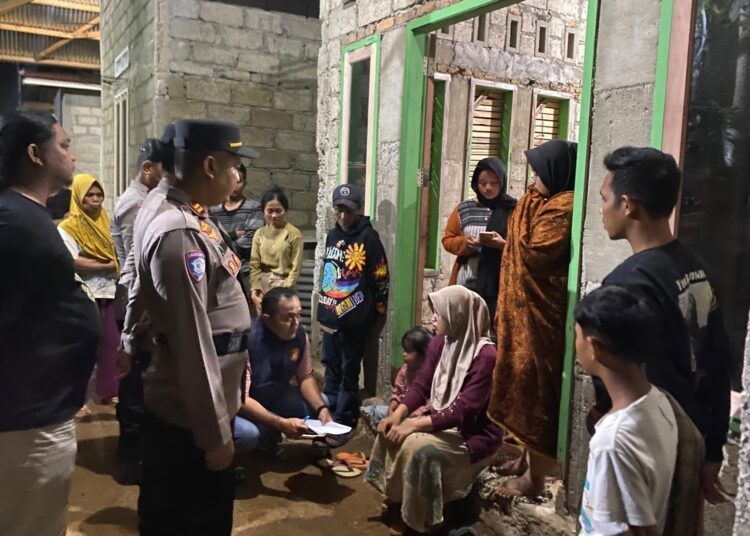 Polisi meminta keterangan kepada saksi di rumah pemuda yang gantung diri di Kampung Batu Busuk, Kelurahan Lambung Bukit, Kecamatan Pauh, Kota Padang, Sumatera Barat, pada Selasa (25/8/2026) malam. Foto: Polresta Padang
