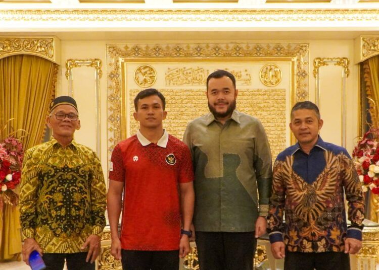 Wali Kota Padang, Fadly Amran, berfoto bersama atlet gulat asal Padang, Letda Inf. Gilang Ilhaza; Ketua KONI Kota Padang, Erianto Mahmuda; dan Pelatih Gulat Kota Padang, Ilmarizal, di Rumah Gadang Baiturrahmah, Padang, pada Rabu (26/8/2026) malam. Foto: Pemko Padang