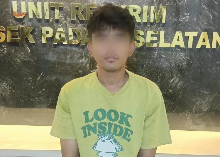 Polisi menangkap seorang pemuda di dalam angkot Jondul Rawang Padang, di Jembatan Buai, Jalan Sutan Sjahrir, Kelurahan Mata Air, Kecamatan Padang Selatan, Padang, pada Rabu (26/8/2026) sekitar pukul 17.00 WIB karena diduga mencuri besi pipa pagar bengkel mobil. Foto: Polsek Padang Selatan