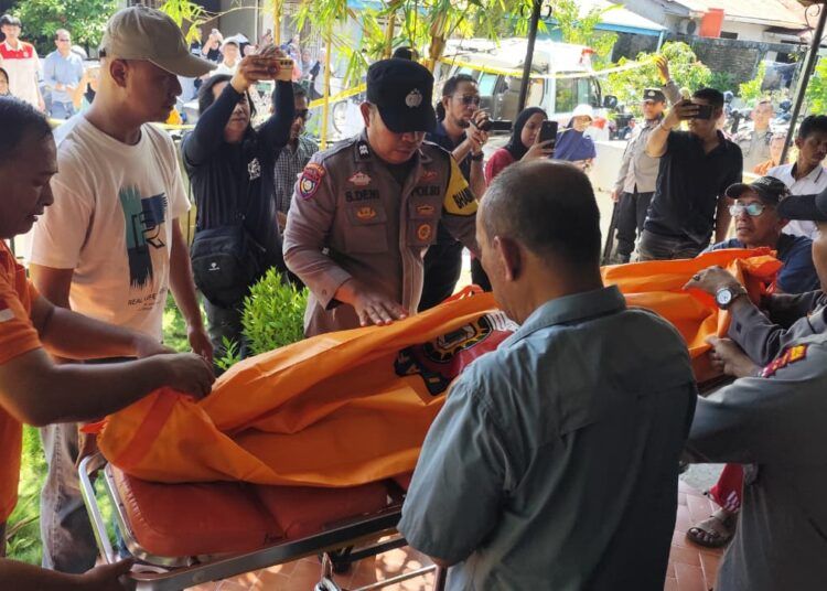 Polisi memasukkan jenazah pria yang gantung diri di rumahnya di Jalan Kalimantan, Blok T, RT 001, RW 004, Kelurahan Ulak Karang Utara, Kecamatan Padang Utara, Padang, pada Kamis (27/8/2026) ke dalam kantong mayat untuk dibawa ke RS Bhayangkara Polda Sumbar. Foto: Polsek Padang Utara