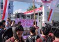 Mahasiswa UIN Imam Bonjol Demo di Kejati Sumbar, Spanduk “Korupsi Elit, Fasilitas Sulit” Terpasang
