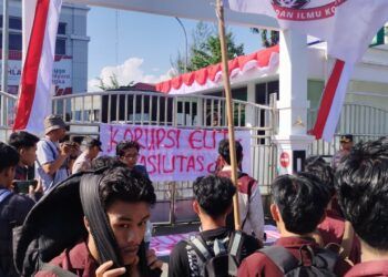 Mahasiswa UIN Imam Bonjol Demo di Kejati Sumbar, Spanduk “Korupsi Elit, Fasilitas Sulit” Terpasang