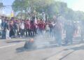 Mahasiswa UIN IB Padang Bakar Ban di Depan Kejati Sumbar, Desak Kasus Dugaan Penyimpangan Diusut Tuntas