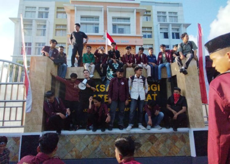 Sejumlah mahasiswa UIN Imam Bonjol Padang menggelar aksi di depan Kantor Kejati Sumbar, Kamis (27/8/2026).