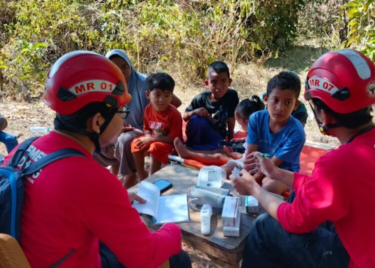 Tim Semen Padang Peduli melakukan pemeriksaan kesehatan terhadap warga terdampak gempa di Kampung Waso Ronting, Desa Setara Kampas, Manggarai Timur, NTT, Rabu (26/8/2026).