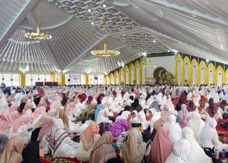 Ribuan orang menghadiri tabligh akbar dalam rangka memperingati Maulid Nabi Muhammad SAW 1448 Hijriah di Masjid Agung Dharmasraya, Nagari Gunung Medan, Kecamatan Sitiung, Kabupaten Dharmasraya, Sumatera Barat, Kamis (27/8/2026).