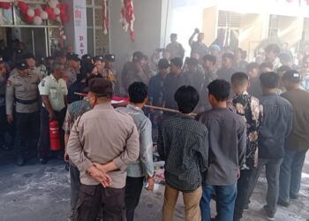 Massa Geruduk Disdik Sumbar, Soroti Dugaan Pungutan di Sekolah dan Desak Kepala Dinas Dicopot