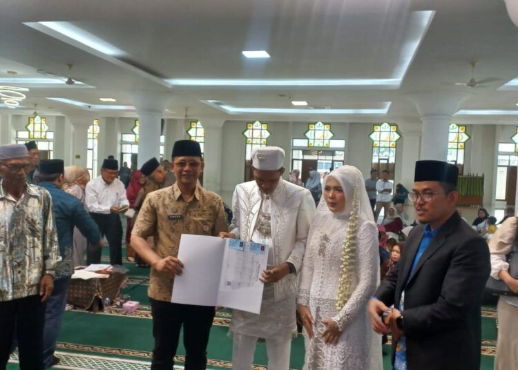Sebanyak 21 pasangan mengikuti prosesi nikah massal jilid II yang digelar Pemerintah Kota Padang bersama Kementerian Agama di Masjid Agung Nurul Iman, Kamis (27/8/2026).