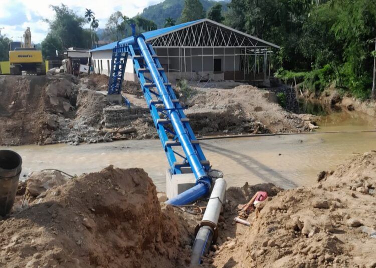 Perumda Air Minum Kota Padang melakukan pekerjaan koneksi dan penertiban pipa di kawasan Jembatan Kampung Tanjung, Kecamatan Kuranji, pada Jumat (28/8/2026). Foto: Pemko Padang