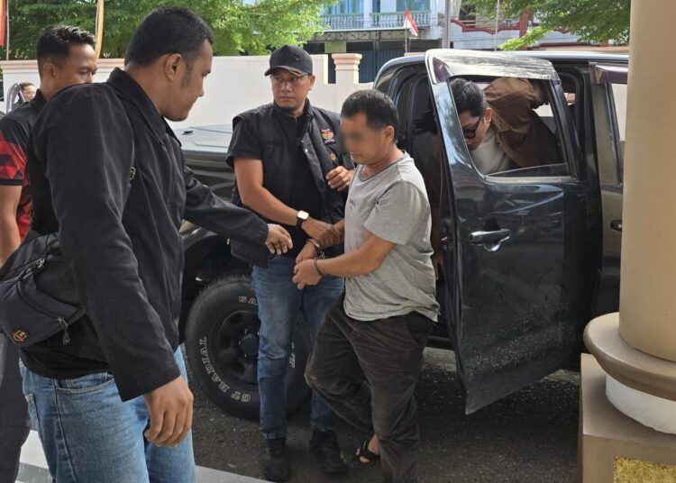 Marsedes tiba di Kantor Kejari Pesisir Selatan pada Jumat (28/8/2026) setelah ditangkap di rumahnya di Sungai Rumbai, Nagari Riak Danau Tapan, Kecamatan Basa Ampek Balai Tapan. Foto: Kejari Pesisir Selatan