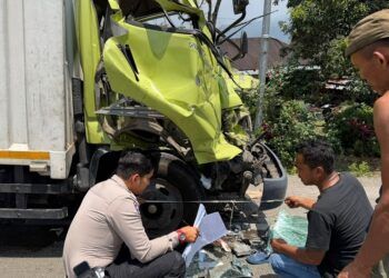 Truk Rem Blong Tabrak Truk Lain di Jalan Padang—Solok, Sopir Asal Riau Tewas Terjepit