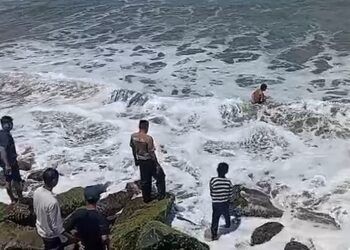 Keluar dari Mobil yang Melaju, Seorang Pemuda Lompat ke Laut di Pesisir Selatan