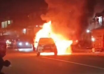 Mobil Toyota Rush Terbakar di Bukittinggi, Ada Ledakan