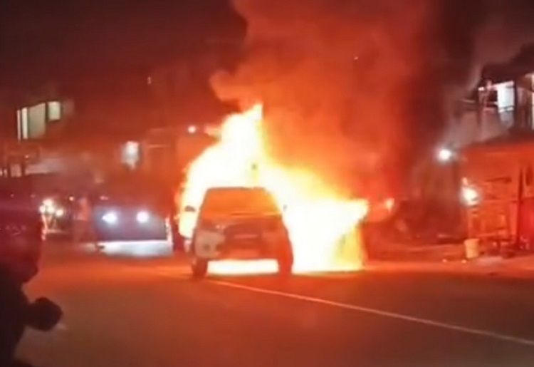 Sebuah mobil Toyota Rush terbakar di Jalan By Pass Gulai Bancah, Kelurahan Kubu Gulai Bancah, Kecamatan Mandiangin Koto Selayan, Kota Bukittinggi, Sumatera Barat, pada Jumat (28/8/2026) malam.