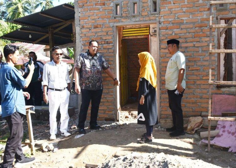 Wali Kota Pariaman Yota Balad meninjau progres pembangunan rumah warga penerima BSPS di Desa Pakasai dan Desa Sikapak Timur, Jumat (28/8/2026).