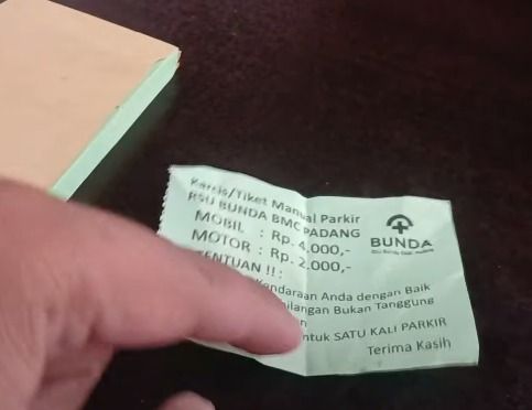 Pengunjung RS di Padang mengeluhkan tulisan di karcis parkir yang menyebut kerusakan atau kehilangan kendaraan bukan tanggung jawab pengelola parkir.