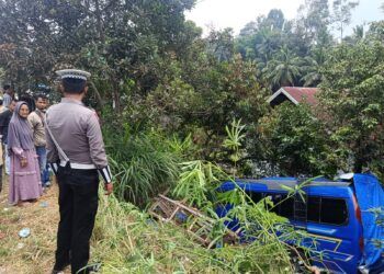 Sebuah Minibus Terperosok ke Pekarangan Warga di Tanah Datar, Begini Kondisi Sopir