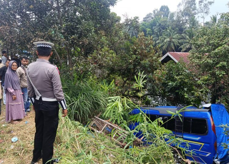 Minibus Tanjung Jaya terperosok ke pekarangan warga di kawasan Pitalah, Kabupaten Tanah Datar, Sabtu (29/8/2026) sekitar pukul 10.10 WIB. Foto: Polres Padang Panjang