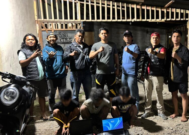 Polisi menangkap tiga pria berinisial D (18), B (18), dan SA (36) di sebuah rumah di Jalan Syekh Supayang, Kelurahan Simpang Rumbio, Kecamatan Lubuk Sikarah, Kota Solok, Sumatera Barat, pada Jumat (28/8/2026) malam karena diduga mencuri barang elektronik di sekolah dasar. Foto: Polsek Kubung