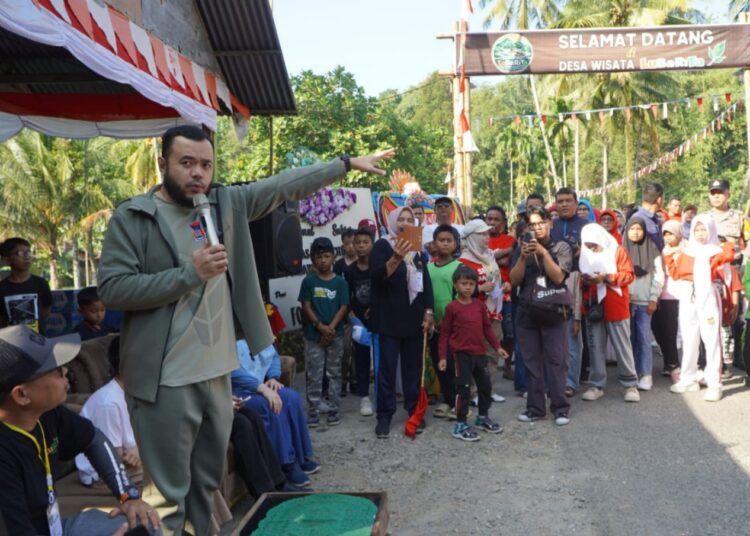 Wali Kota (Wako) Padang, Fadly Amran, melepas kegiatan jalan santai sekaligus meluncurkan Kelompok Sadar Wisata (Pokdarwis) Lubuk Sariak-Baringin-Tarantang (LuBaRiTa) di Jembatan Lubuk Sariak, Kelurahan Padang Besi, Kecamatan Lubuk Kilangan, Sabtu (29/8/2026).