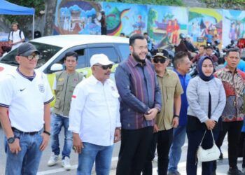 Wali Kota (Wako) Padang, Fadly Amran, menutup sekaligus menyerahkan hadiah kepada para pemenang lomba mural di Taman Aliran Kenangan, Jalan Sutan Syahrir, Kelurahan Mata Air, Kecamatan Padang Selatan, Sabtu (29/8/2026).