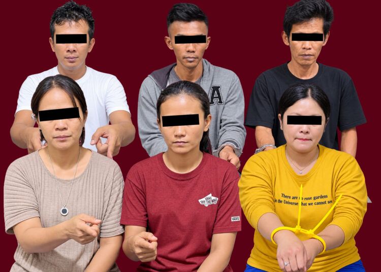 Polisi menangkap enam orang di dua tempat di Kota Payakumbuh, Sumatera Barat, pada Jumat (28/8/2026) karena kasus peredaran gelap sabu-sabu. Tiga orang di antaranya merupakan wanita. Foto: Polres Payakumbuh