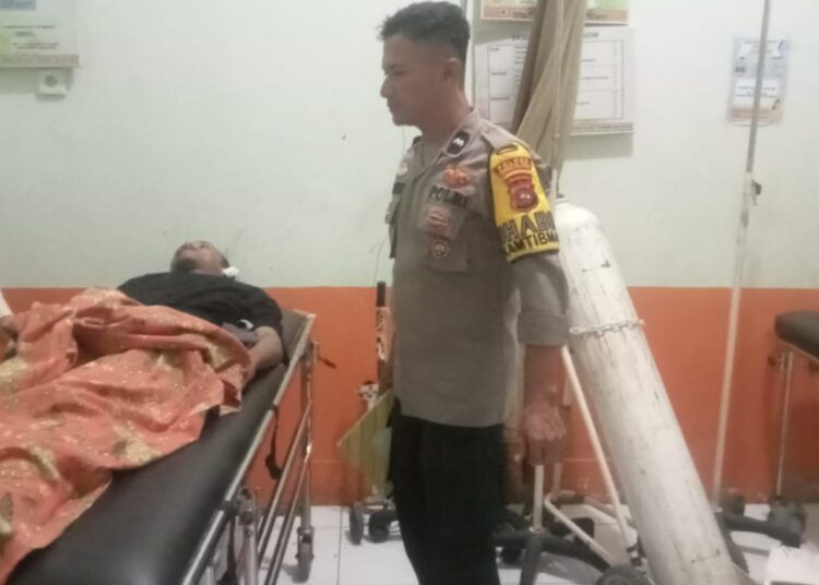 Mayat korban kecelakaan di Jalan Raya Padang—Bengkulu, Kampung Air Batu, Nagari Tanah Bakali Inderapura, Kecamatan Airpura, Pesisir Selatan, Sumatera Barat, pada Sabtu (29/8/2026) dibawa ke Puskesmas Airpura. Foto: Polsek Airpura