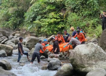 Mayat Laki-Laki Tanpa Identitas Ditemukan Membusuk di Sungai di Padang