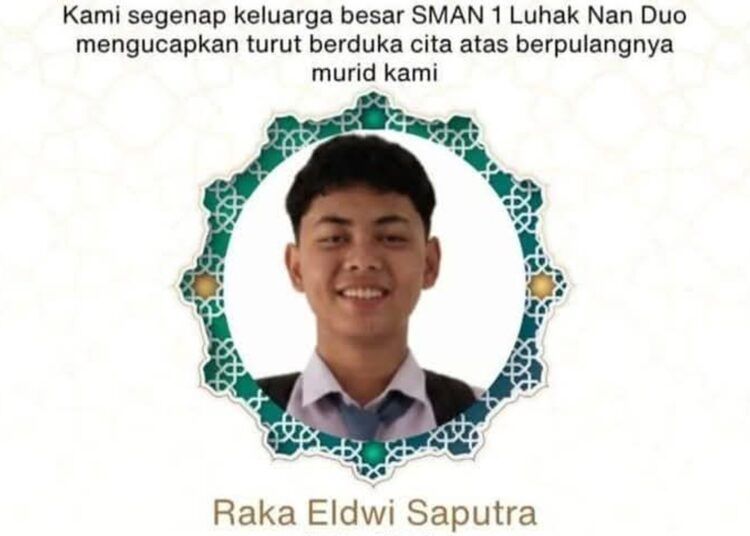 Raka Eldwi Saputra, siswa kelas XII F1 SMAN 1 Luhak Nan Duo yang bertabrakan dengan mobil di jalan lintas umum Kinali—Simpang Empat, Jorong Sariak Selatan, Nagari Sariak, Kecamatan Luhak Nan Duo, Pasaman Barat, Sumatera Barat, pada Sabtu (29/8/2026) pukul 14.53 WIB.