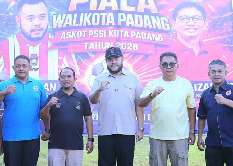 Wali Kota Padang, Fadly Amran, membuka turnamen Sepak Bola U-13 Piala Wali Kota Padang Tahun 2026 di Lapangan Sepak Bola Kampung Pisang, Kelurahan Batipuh Panjang, Kecamatan Koto Tangah, Minggu (30/8/2026).