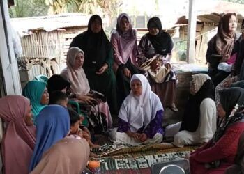 Heboh! Sekelompok Emak-emak Tolak Keberadaan Satu Keluarga di Dharmasraya
