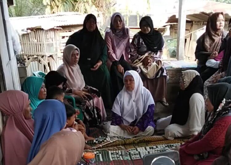 Sebuah video penolakan sekelompok emak-emak terhadap keberadaan satu keluarga di Nagari Sopan Jaya, Kecamatan Padang Laweh, Kabupaten Dharmasraya, Sumatera Barat, beredar di media sosial. Foto: Tangkapan layar media sosial