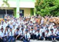 Serahkan Seragam Sekolah Gratis, Wako Padang: Pendidikan Tak Boleh Terkendala karena Keterbatasan Ekonomi