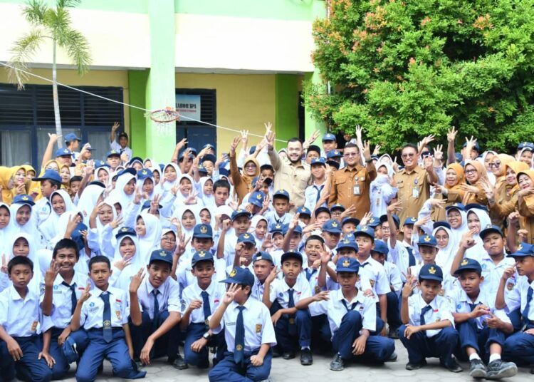 Padang, Fadly Amran, Wali Kota Padang, Pemko Padang, Padang Juara, Seragam Sekolah Gratis, Pendidikan, Siswa Kurang Mampu, SMP Negeri 3 Padang, Dinas Pendidikan dan Kebudayaan Kota Padang, DTKS, MBR, APBD Kota Padang, Sekolah, Sumatera Barat