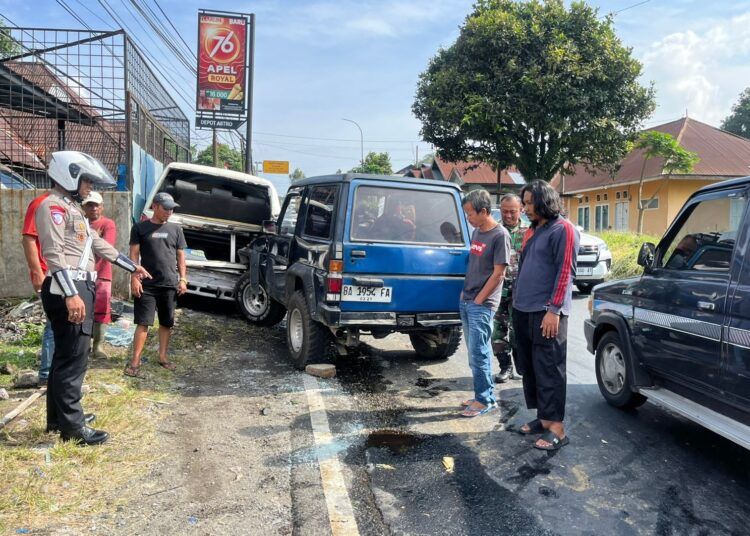 Sebuah mobil Toyota Feroza menabrak Mitsubishi L300 di Jalan Raya Padang Panjang–Bukittinggi, Jorong Bintungan, Nagari Panyalaian, Kecamatan X Koto, Tanah Datar, pada Senin (31/8/2026) sekitar pukul 8.30 WIB. Foto: Polres Padang Panjang