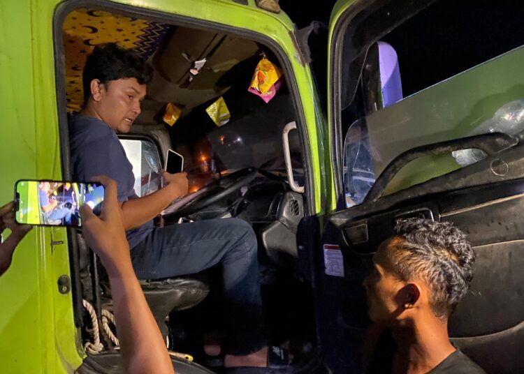 Polisi menyita sebuah truk yang dirampok oleh YRS di Jalan Lintas Air Manis–Sungai Limau, Padang Pariaman, pada Rabu (26/8/2026). Foto: Polres Padang Pariaman
