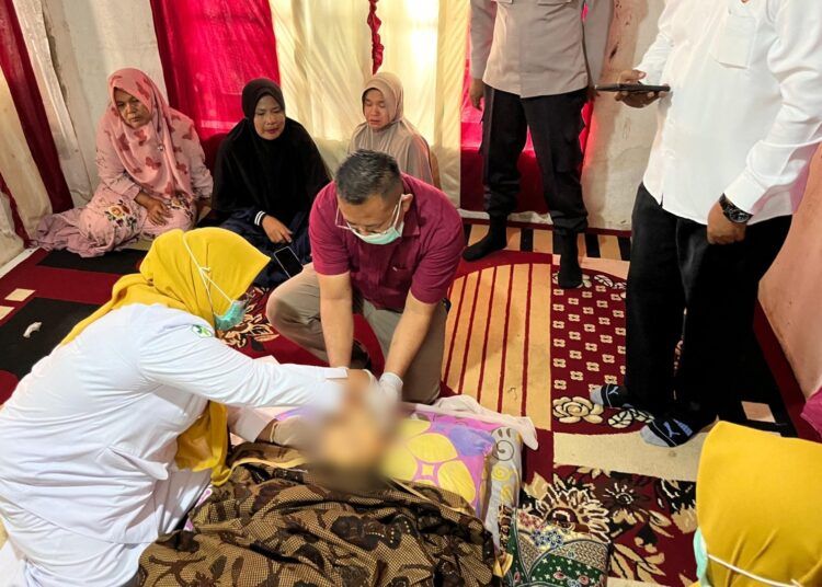 Mayat wanita dibawa ke rumahnya setelah ditemukan tewas dalam keadaan tergantung dengan seutas tali tambang di dalam warungnya di Jorong Kubang Rasau, Nagari Balai Panjang, Kecamatan Lareh Sago Halaban, Lima Puluh Kota, pada Senin (31/8/2026) pagi. Foto: Polsek Luhak