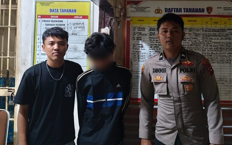 Polisi menahan pemuda yang mencabuli siswi SMP di sebuah rumah kosong di Jorong Kapalo Koto, Nagari Padang Sibusuk, Kecamatan Sijunjung, pada Sabtu (29/8/2026) malam. Foto: Polres Sijunjung