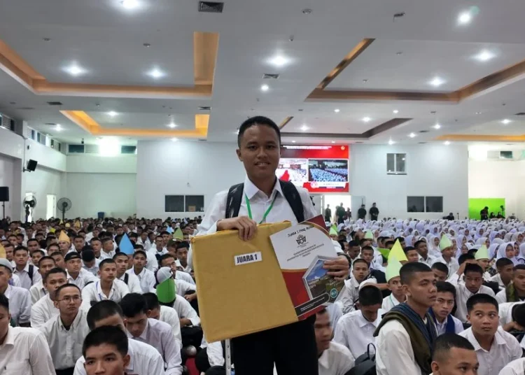 Kholil Irsyad, mahasiswa baru Fakultas Tarbiyah dan Keguruan UIN Imam Bonjol Padang, meraih Juara I lomba Musabaqah Hifzil Qur’an dalam rangkaian Pengenalan Budaya Akademik dan Kemahasiswaan 2026 pada Sabtu (22/8/2026). Foto: UIN Imam Bonjol Padang