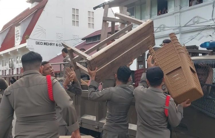 Petugas Satpol PP Padang mengangkut barang milik PKL yang berjualan di area publik di salah satu tempat di Padang pada Senin (24/8/2026). Foto: Satpol PP Padang