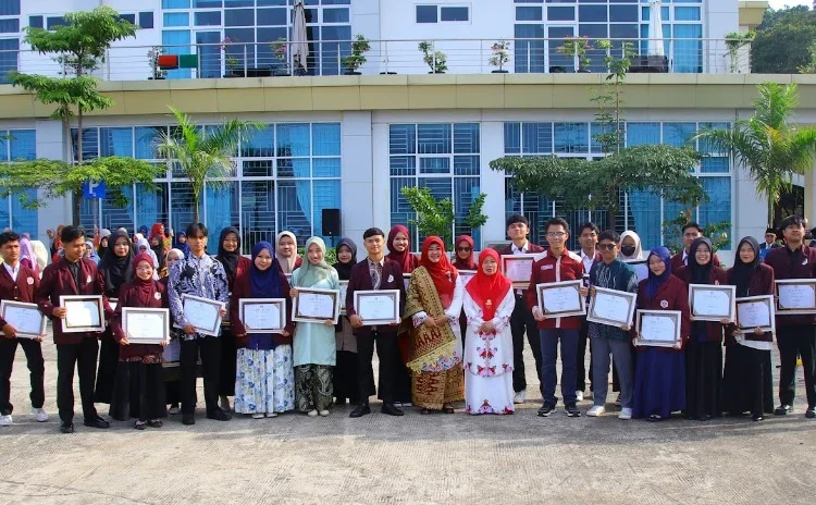 Universitas Islam Negeri (UIN) Imam Bonjol Padang menyematkan Satyalancana Karya Satya kepada 15 pegawai serta memberikan apresiasi kepada mahasiswa yang meraih 123 prestasi tingkat internasional, nasional, dan regional dalam rangkaian peringatan Hari Ulang Tahun (HUT) ke-81 Republik Indonesia di Lapangan Rektorat Kampus III UIN Imam Bonjol Padang pada Senin (17/8/2026). Foto: UIN Imam Bonjol Padang