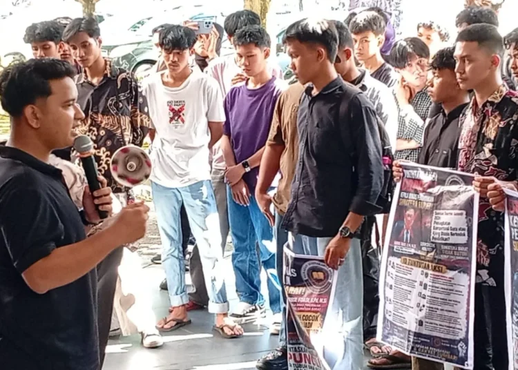 Massa Gerakan Masyarakat Muda Sumbar Menggugat (GMMSM) menggelar aksi di depan Kantor Dinas Pendidikan Sumatera Barat, Kamis (27/8/2026).