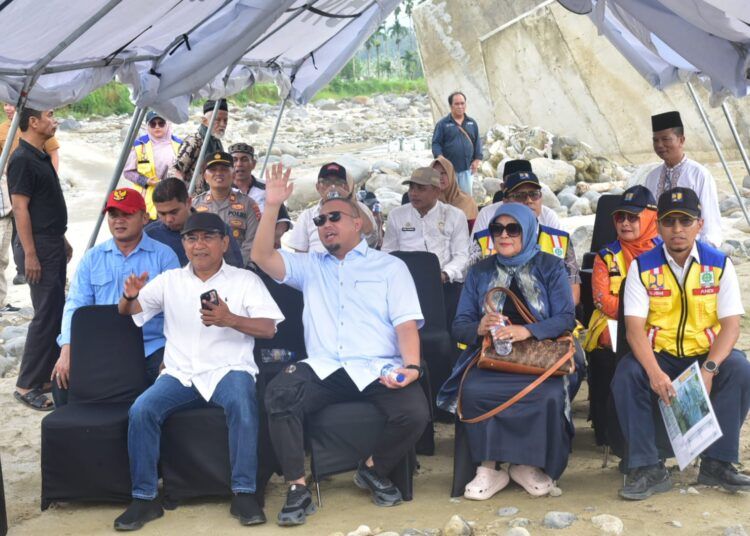 Wakil Ketua Komisi VI DPR RI, Andre Rosiade, bersama Bupati Padang Pariaman, John Kenedy Azis, dan sejumlah kepala organisasi perangkat daerah (OPD) terkait meninjau lokasi Jembatan Anduriang pada Jumat (21/8/2026) siang.